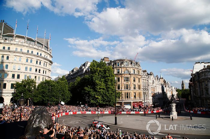 Stoffel Vandoorne, McLaren, conduce el McLaren MP4/6 1991