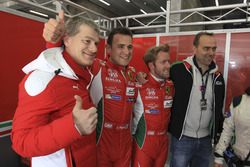 I polesitter della classe LMGTE Pro Sam Bird, Davide Rigon, AF Corse festeggiano