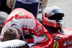 Sebastian Vettel, Ferrari SF16-H gira sobre la pista del circuito en la segunda sesión de práctica