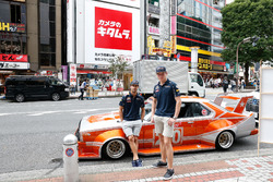 Daniel Ricciardo y Max Verstappen, Red Bull Racing conducen alrededor de Tokio en un coche de Bosozu