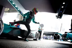 Práctica de pit stop para Nelson Piquet Jr., NEXTEV TCR Formula E Team
