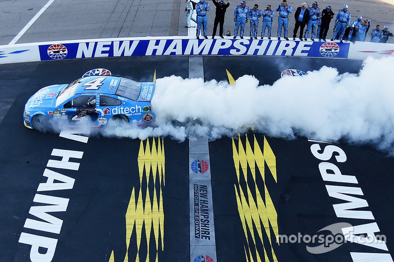 Burnout: Sieger Kevin Harvick, Stewart-Haas Racing, Chevrolet