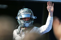 Il terzo classificato Nico Rosberg, Mercedes AMG F1 festeggia il suo terzo posto nel parco chiuso