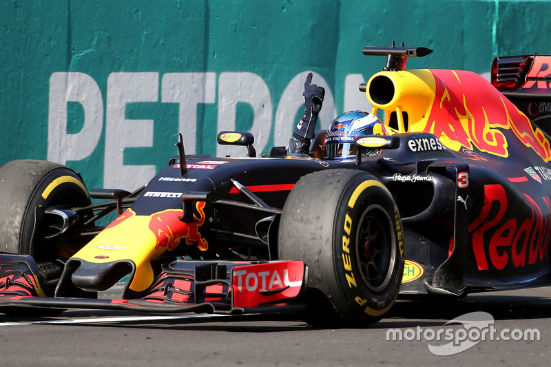 Ganador de la carrera Daniel Ricciardo, Red Bull Racing