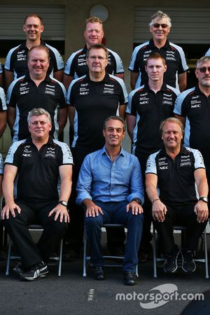 Otmar Szafnauer, Sahara Force India F1 jefe de operaciones con Carlos Slim Domit, presidente de América Móvil y Robert Fernley, Sahara Force India F1 Team director del equipo en una fotografía de equipo