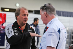 Заступник керівника Sahara Force India F1 Роберт Фернлі, генеральний директор Williams Group Майк О'