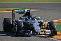 Nico Rosberg, Mercedes AMG F1 W07 Hybrid con la cubierta de la cabina Halo