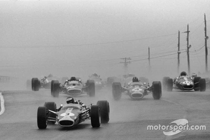 Start: Jim Clark, Lotus leads