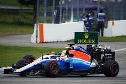 Rio Haryanto, Manor Racing MRT05 en Marcus Ericsson, Sauber C35, strijden om positie