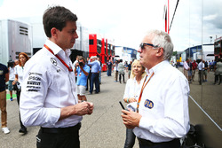 Тото Вольф, руководитель Mercedes AMG F1 и Чарли Уайтин, представитель FIA