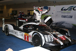 Ganadores de la carrera #1 Porsche Team Porsche 919 Hybrid: Timo Bernhard, Mark Webber, Brendon Hart