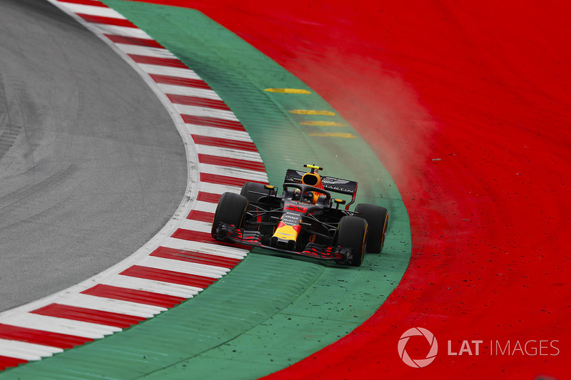 Max Verstappen, Red Bull Racing RB14, va largo oltre il cordolo