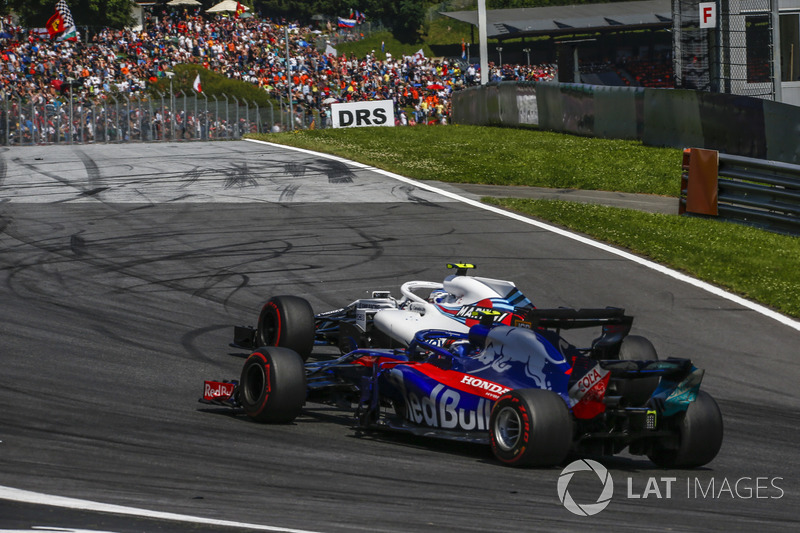 Pierre Gasly, Scuderia Toro Rosso STR13 lotta con Sergey Sirotkin, Williams FW41