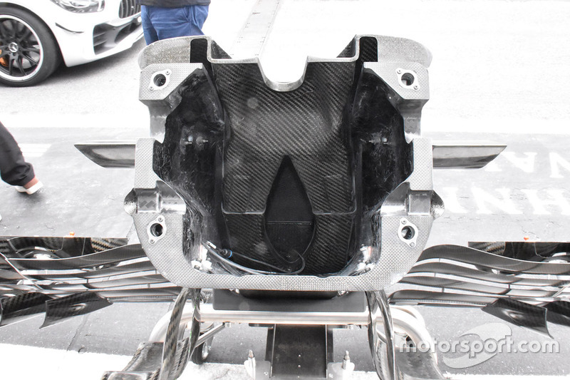 Sauber C37 neus detail