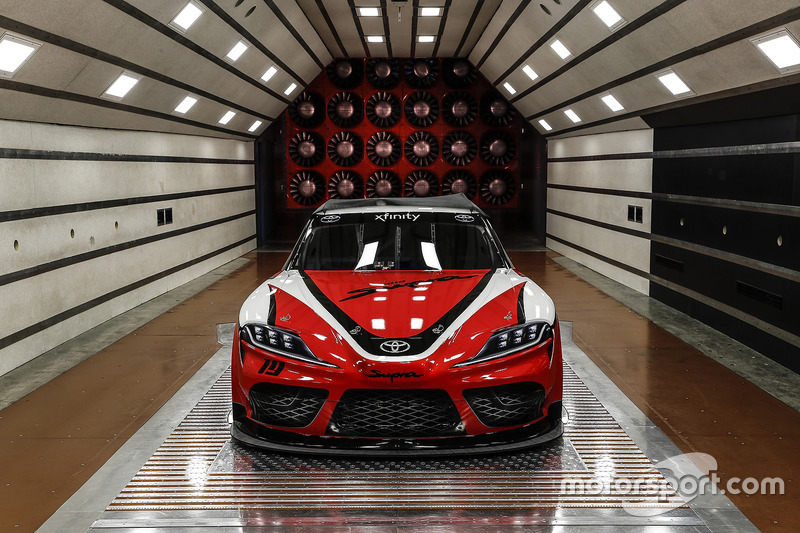 Автомобиль Toyota Supra 2019 года для чемпионата NASCAR Xfinity