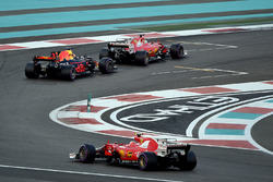 Kimi Raikkonen, Ferrari SF70H ve Max Verstappen, Red Bull Racing RB13, Sebastian Vettel, Ferrari SF7