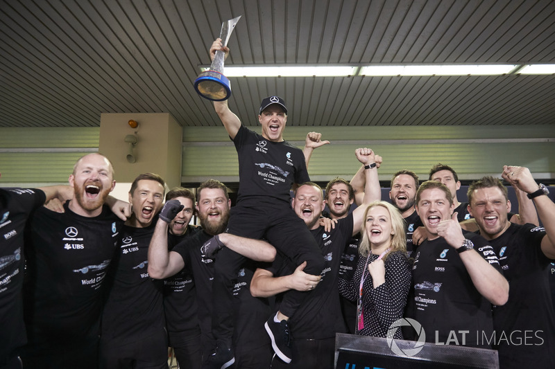 Race winner Valtteri Bottas, Mercedes AMG F1, celebrates with his team and his wife Emilia