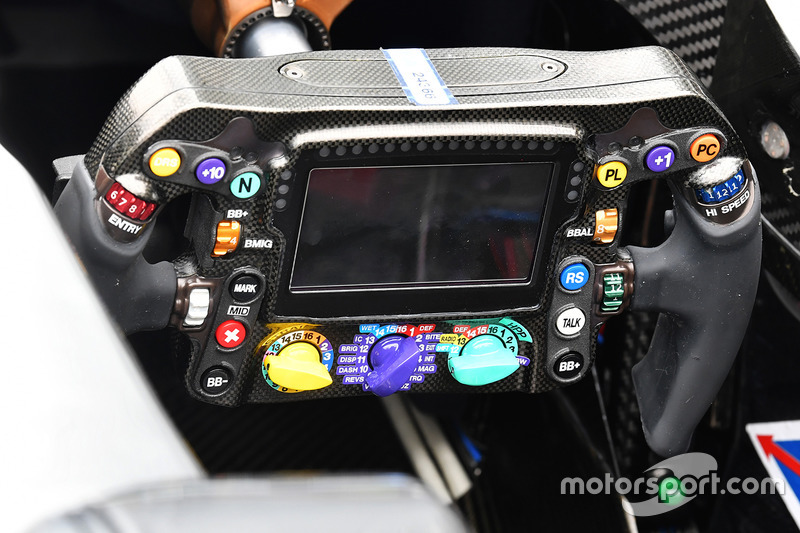 Mercedes W08: Lenkrad