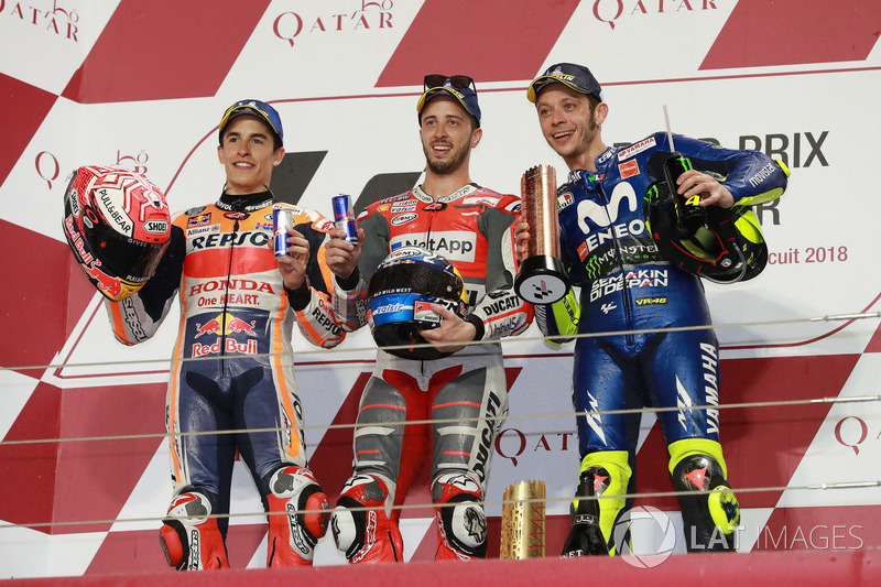 Подіум: друге місце Марк Маркес, Repsol Honda Team, переможець гонки Андреа Довіціозо, Ducati Team, третє місце Валентино Россі, Yamaha Factory Racing, Катар, 2018 рік