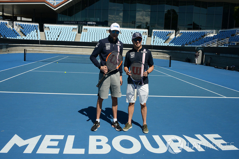 Esteban Ocon, Force India F1 et Sergio Perez, Force India au court de tennis de Melbourne Park