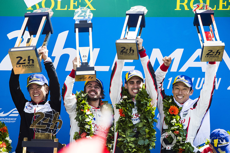 Overall podium: winners Sébastien Buemi, Kazuki Nakajima, Fernando Alonso, Toyota Gazoo Racing