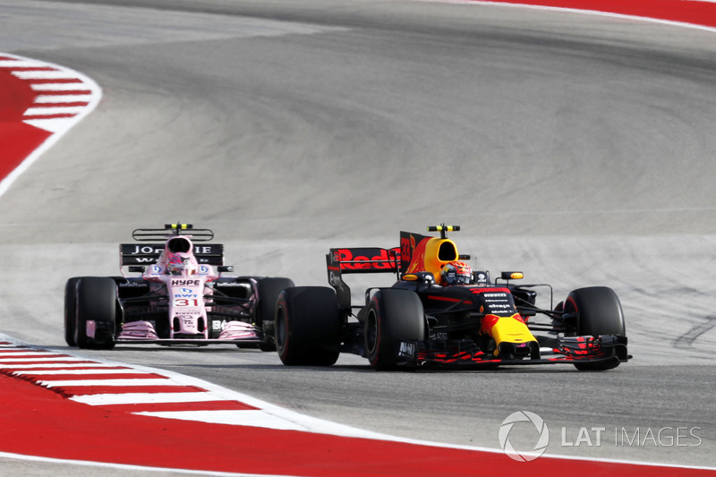 Max Verstappen, Red Bull Racing RB13 ve Esteban Ocon, Sahara Force India VJM10