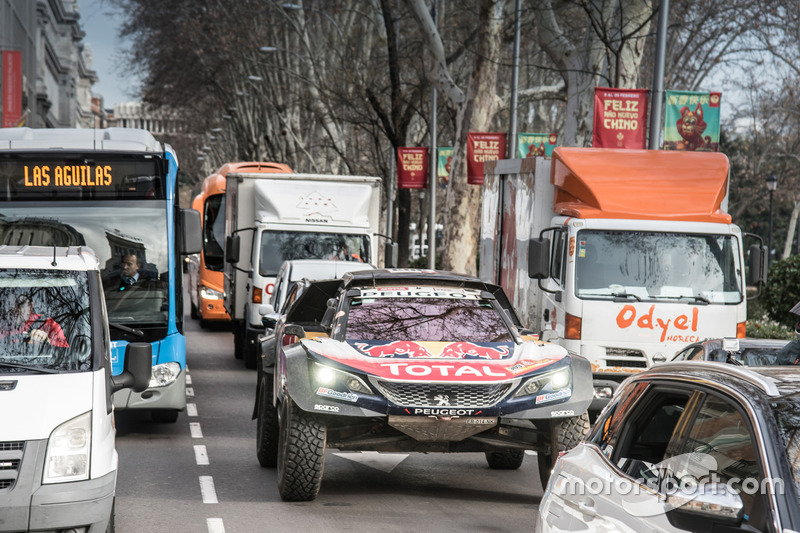 Carlos Sainz, Lucas Cruz, Peugeot Sport en las calles de Madrid