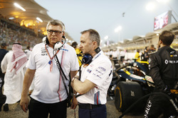 Otmar Szafnauer, directeur général Force India, avec Paddy Lowe, directeur technique Williams Martini Racing Formula 1, sur la grille