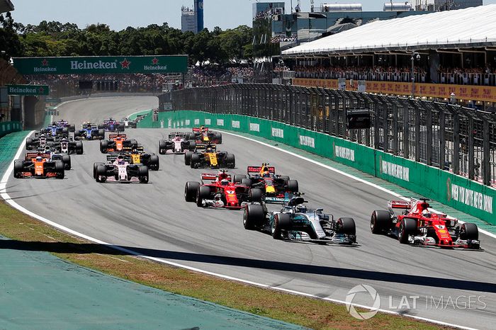 Valtteri Bottas, Mercedes-Benz F1 W08  and Sebastian Vettel, Ferrari SF70H battle at the start of the race