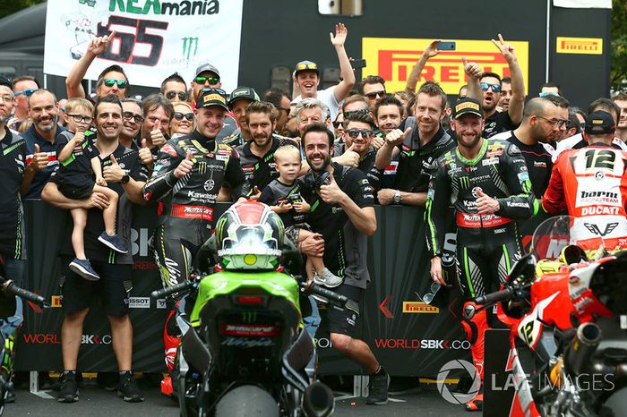 El ganador de la carrera Jonathan Rea, Kawasaki Racing, el segundo lugar Tom Sykes, Kawasaki Racing