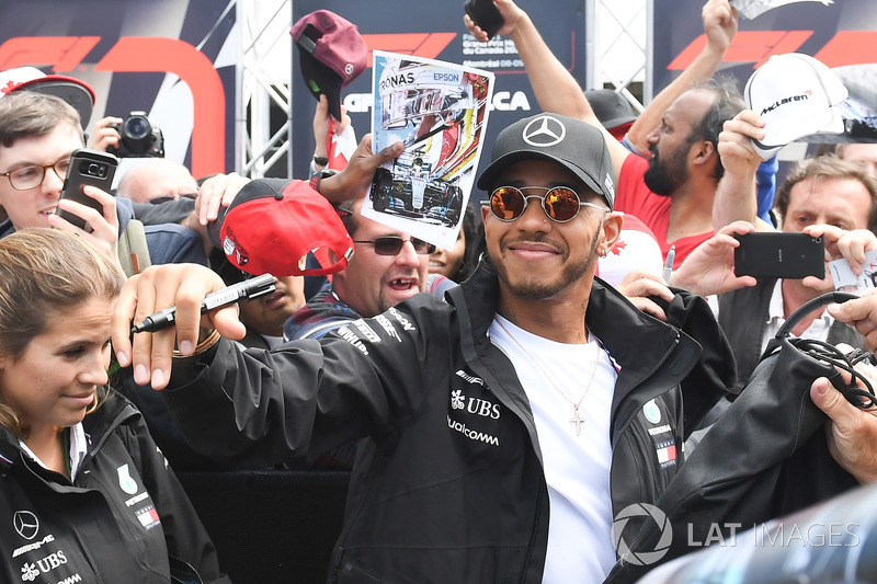 Lewis Hamilton, Mercedes-AMG F1 fans selfie