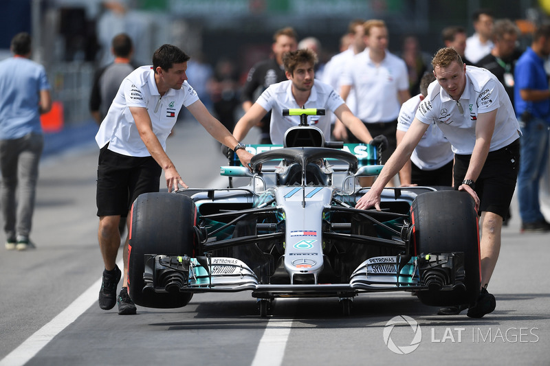 La Mercedes-AMG F1 W09 dans la voie des stands avec des mécaniciens Mercedes AMG F1