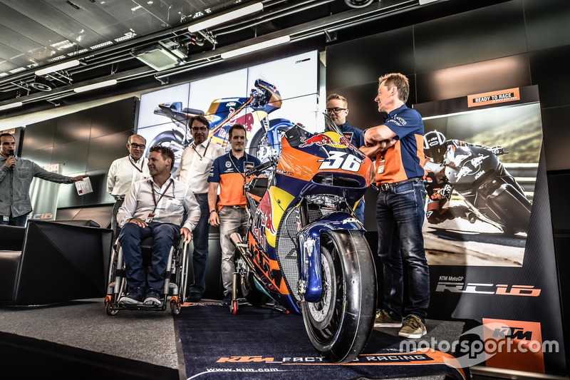 Mika Kallio, Sebastian Risse Pit Beirer e Mike Leitner svelano la KTM MotoGP
