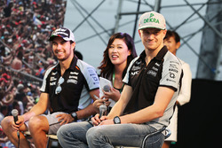 Sergio Perez, Sahara Force India F1 et son coéquipier Nico Hulkenberg, Sahara Force India F1, saluent les fans