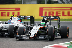 Nico Hulkenberg, Sahara Force India F1 VJM09 y Valtteri Bottas, Williams FW38 luchan por la posición