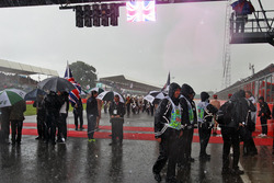 La lluvia cae en la parrilla antes del inicio de la carrera