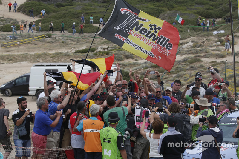 I vincitori Thierry Neuville, Nicolas Gilsoul, Hyundai i20 WRC, Hyundai Motorsport con i tifosi