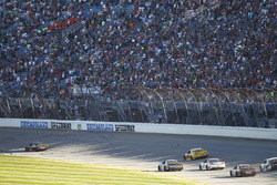 Martin Truex Jr., Furniture Row Racing Toyota prende la bandiera a scacchi