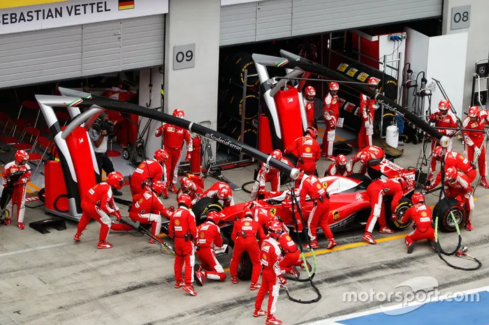 Kimi Raikkonen, Ferrari SF16-H hace una parada en boxes
