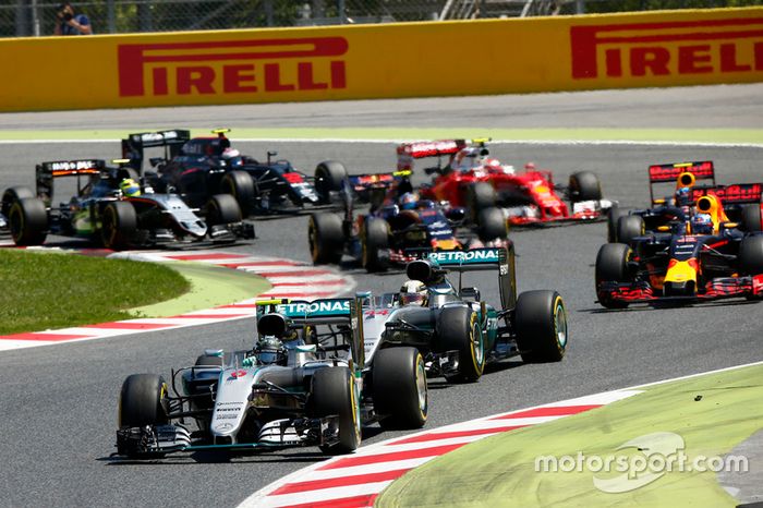 Nico Rosberg, Mercedes AMG F1 W07 Hybrid y Lewis Hamilton, Mercedes AMG F1 W07 Hybrid en el inicio de la carrera