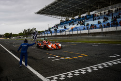 Finishvlag voor #38 G-Drive Racing Gibson 015S-Nissan: Simon Dolan, Giedo van der Garde, Harry Tinck