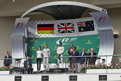 Подіум (зліва направо): Вікторія Вовлес, партнер директора по сервісу Mercedes AMG F1; Ніко Росберг,