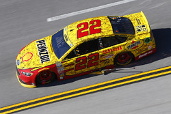 Joey Logano, Team Penske, Ford, mit Wagenheber auf der Strecke