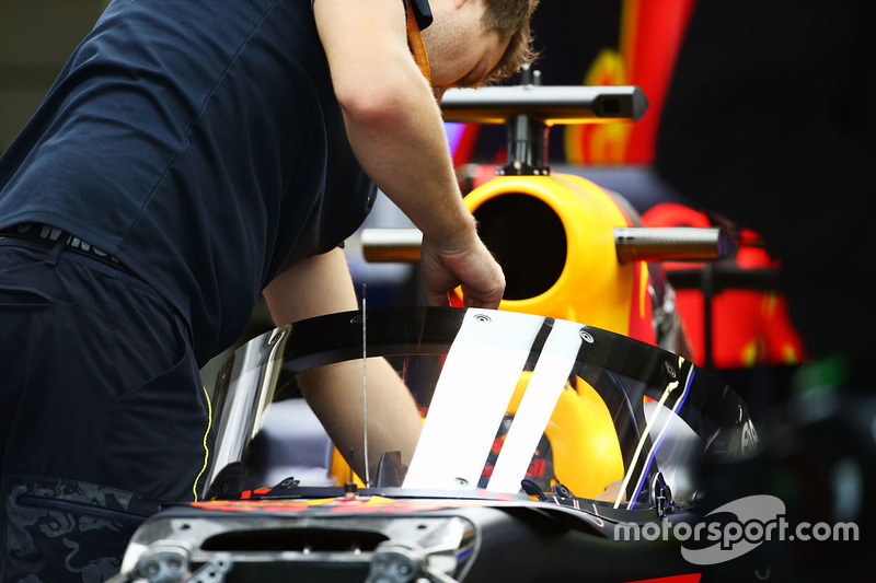 La Red Bull Racing RB12 modificata con il cockpit canopy