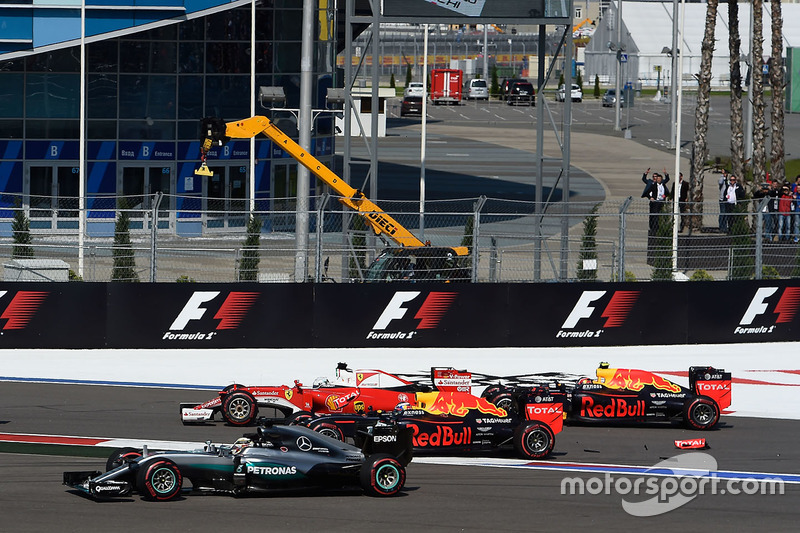 Start crash met Sebastian Vettel, Ferrari SF16-H, Daniil Kvyat, Red Bull Racing RB12, Daniel Ricciar