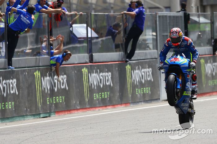 Membros da Suzuki também comemoram muito o terceiro lugar de Maverick Viñales