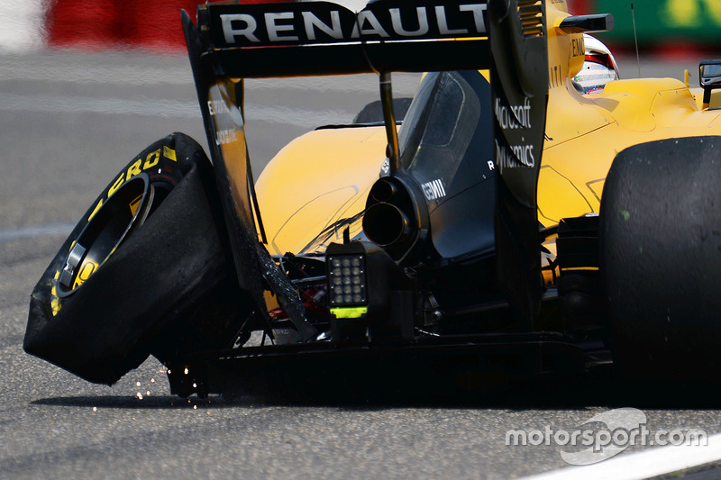 2. Kevin Magnussen, Renault Sport F1 Team RS16, mit Plattfuß hinten links