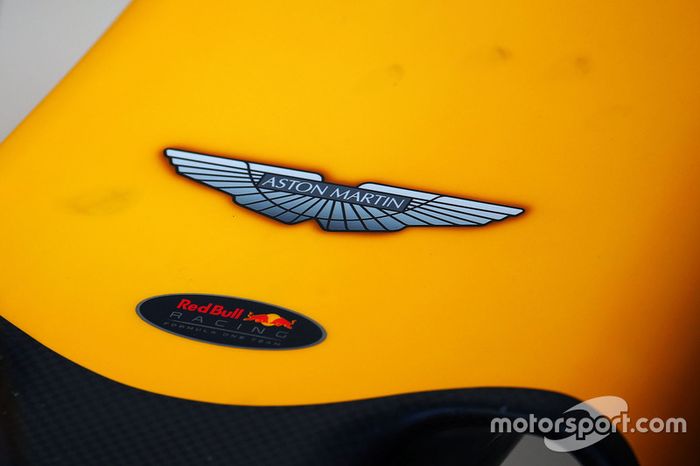 Logo de Aston Martin en el Red Bull RB12