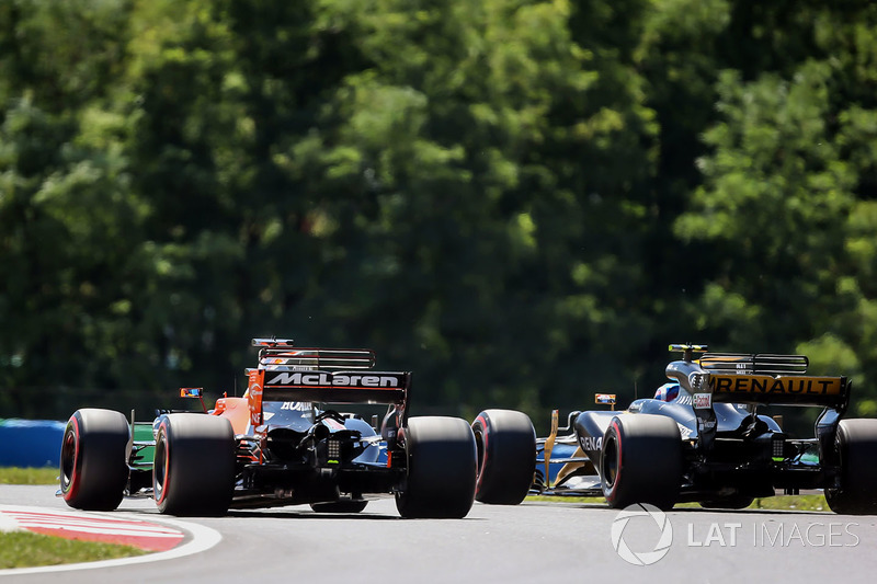 Fernando Alonso, McLaren MCL32 y Jolyon Palmer, Renault Sport F1 Team RS17