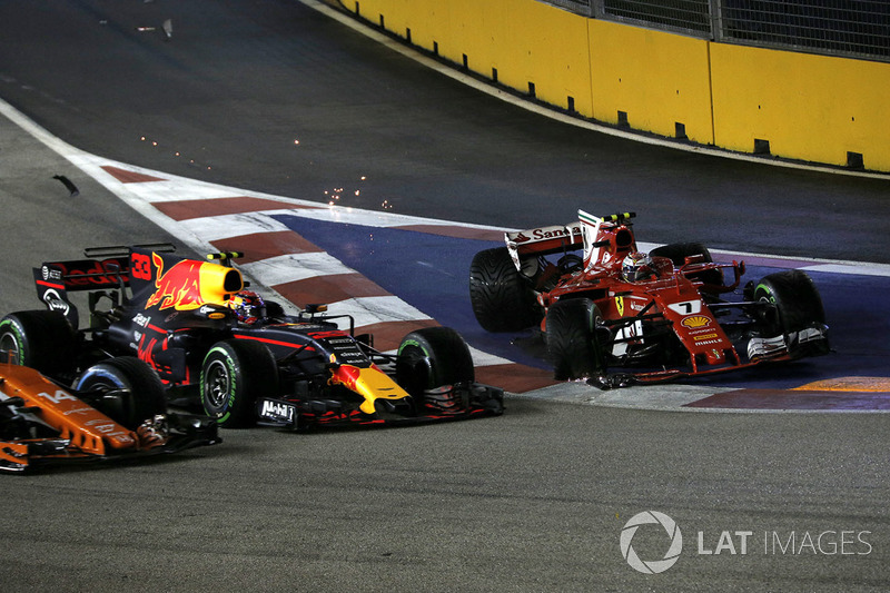 Choque de Sebastian Vettel, Ferrari SF70H, Kimi Raikkonen, Ferrari SF70H y Max Verstappen, Red Bull Racing RB13 en la arrancada